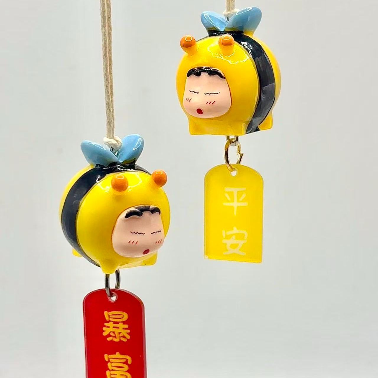 クレヨンしんちゃん ハチのコスプレフィギュア 車用吊り下げペ - Car Accessories Decoration のレビューと価格